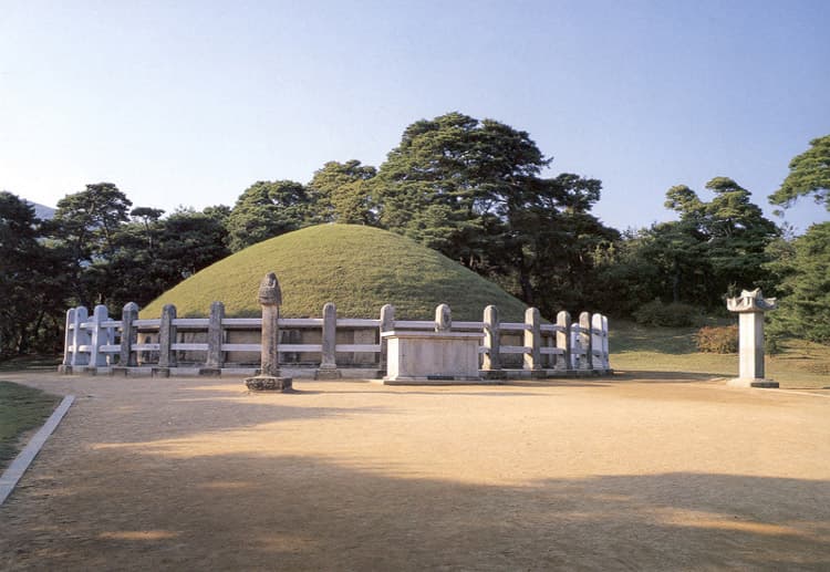 Tomb of Kim Yu-sin, Gyeongju photo