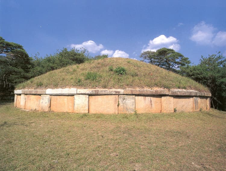 Tomb of Queen Jindeok, Gyeongju photo