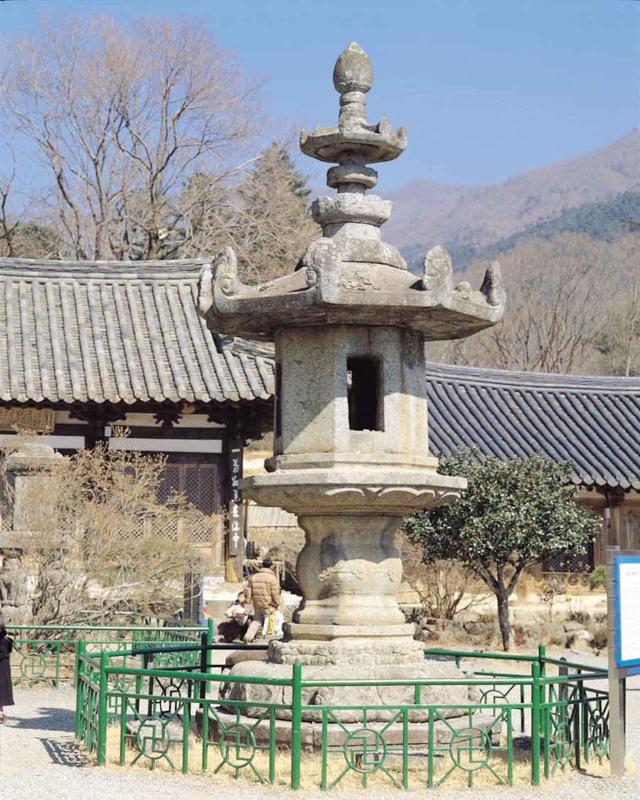 구례 화엄사 각황전 앞 석등 photo