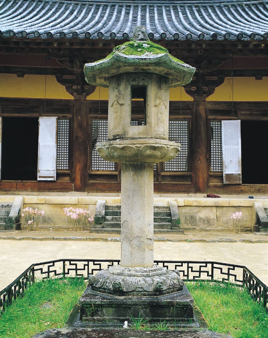 영주 부석사 무량수전 앞 석등 사진