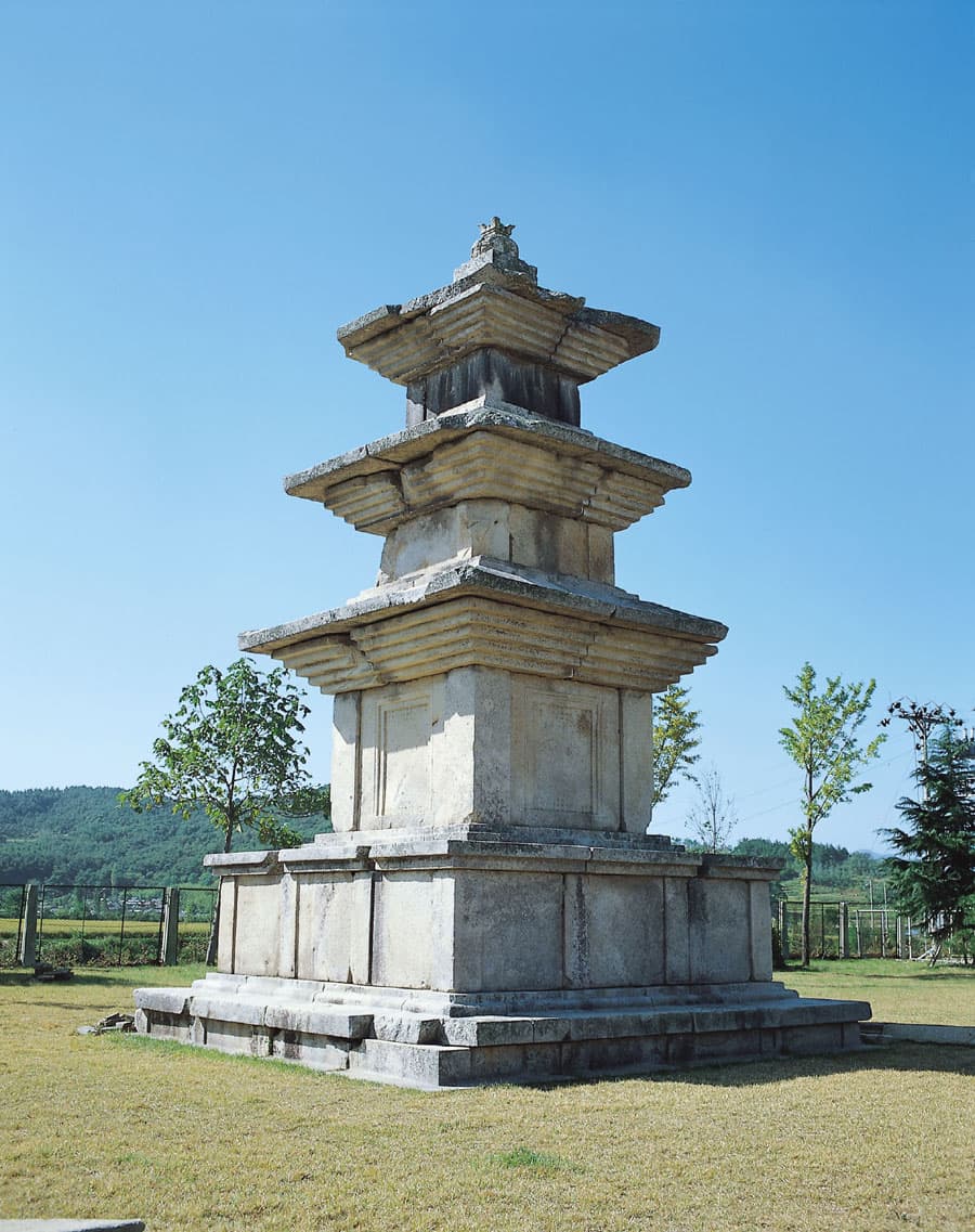 경주 고선사지 삼층석탑 photo