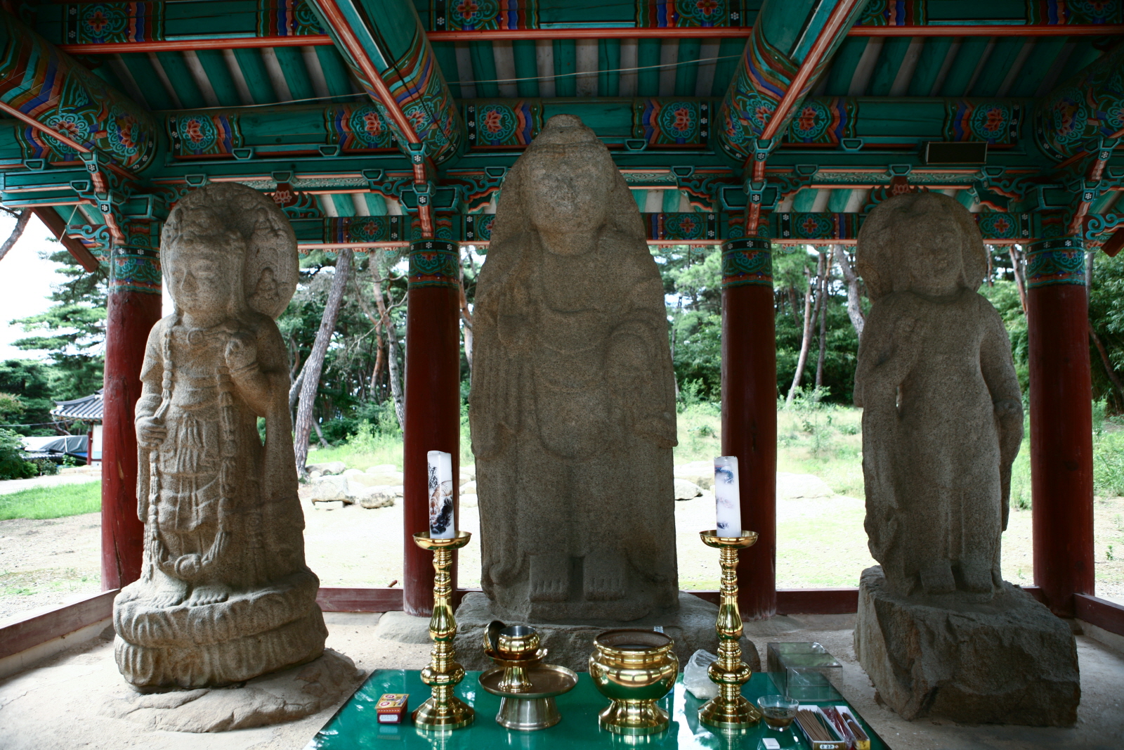 경주 배동 석조여래삼존입상 사진