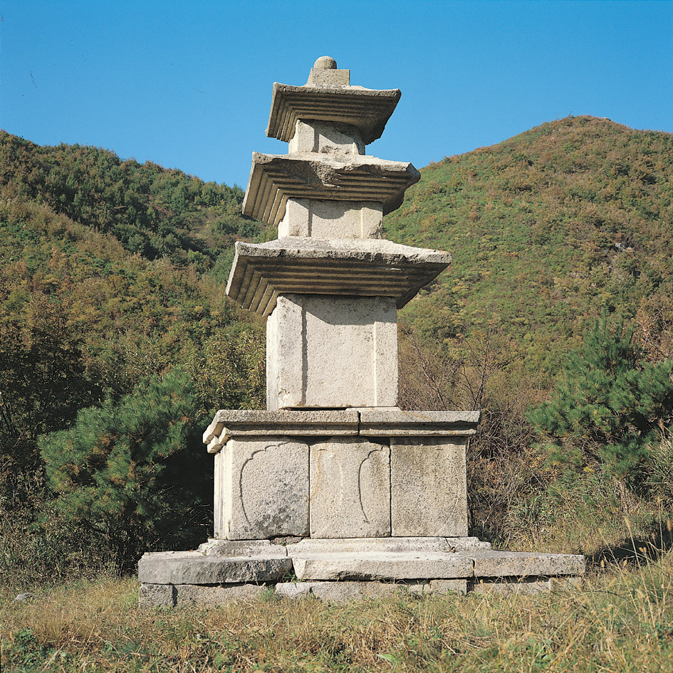 경주 무장사지 삼층석탑 사진