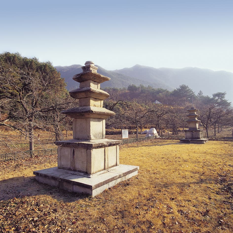 청도 장연사지 동·서 삼층석탑 사진