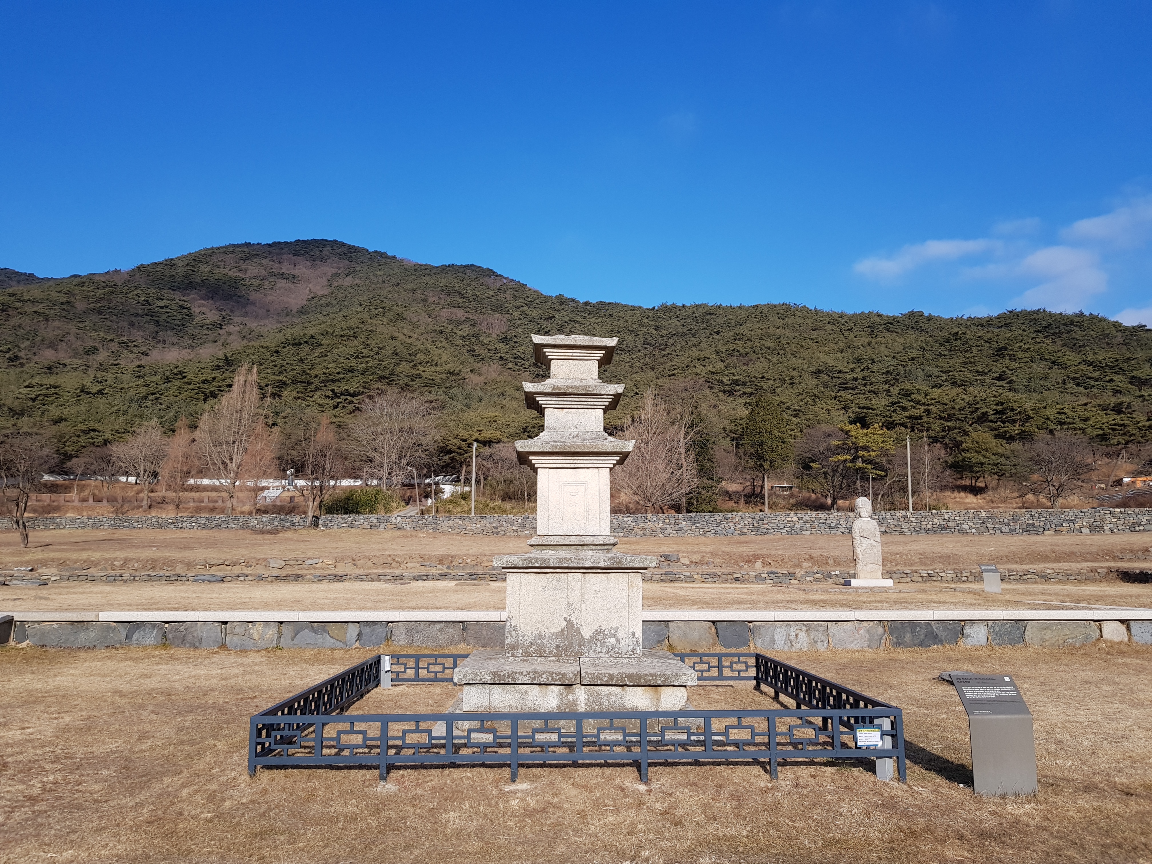 보령 성주사지 동 삼층석탑 사진