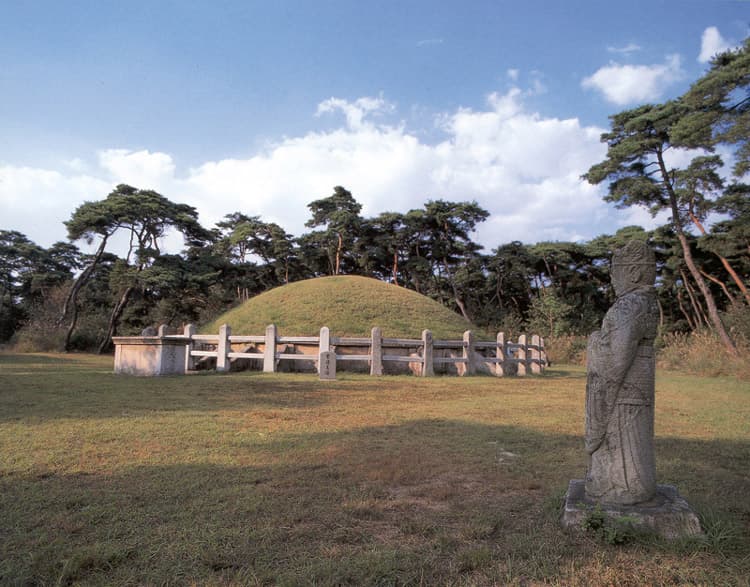 Tomb of King Seongdeok, Gyeongju photo