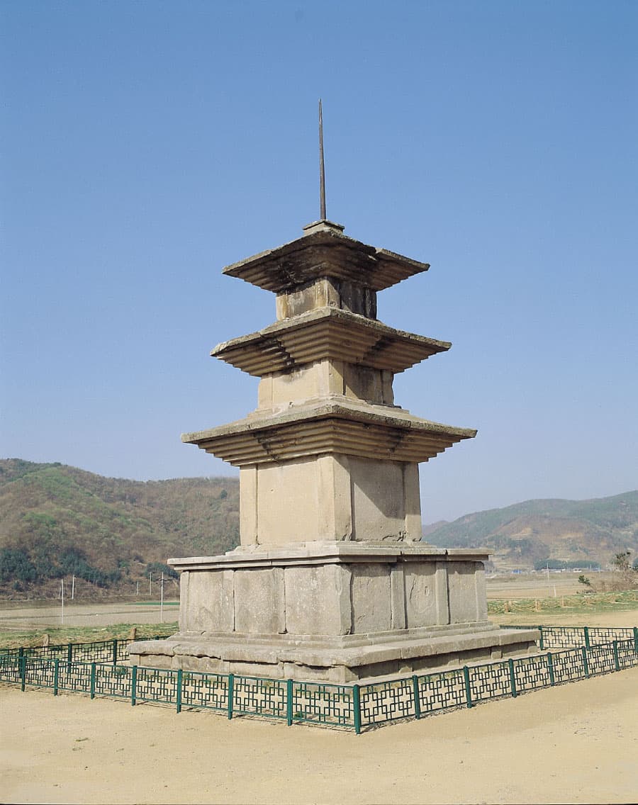 경주 감은사지 동·서 삼층석탑 사진